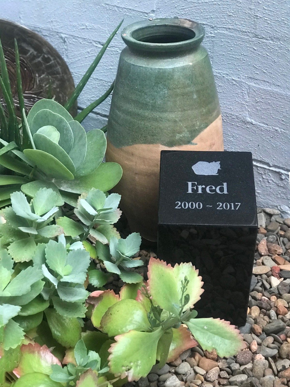 Outdoor Pet Urn – Polished Black Granite – Personalised