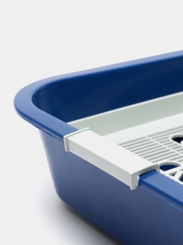 tray with a grate for animals