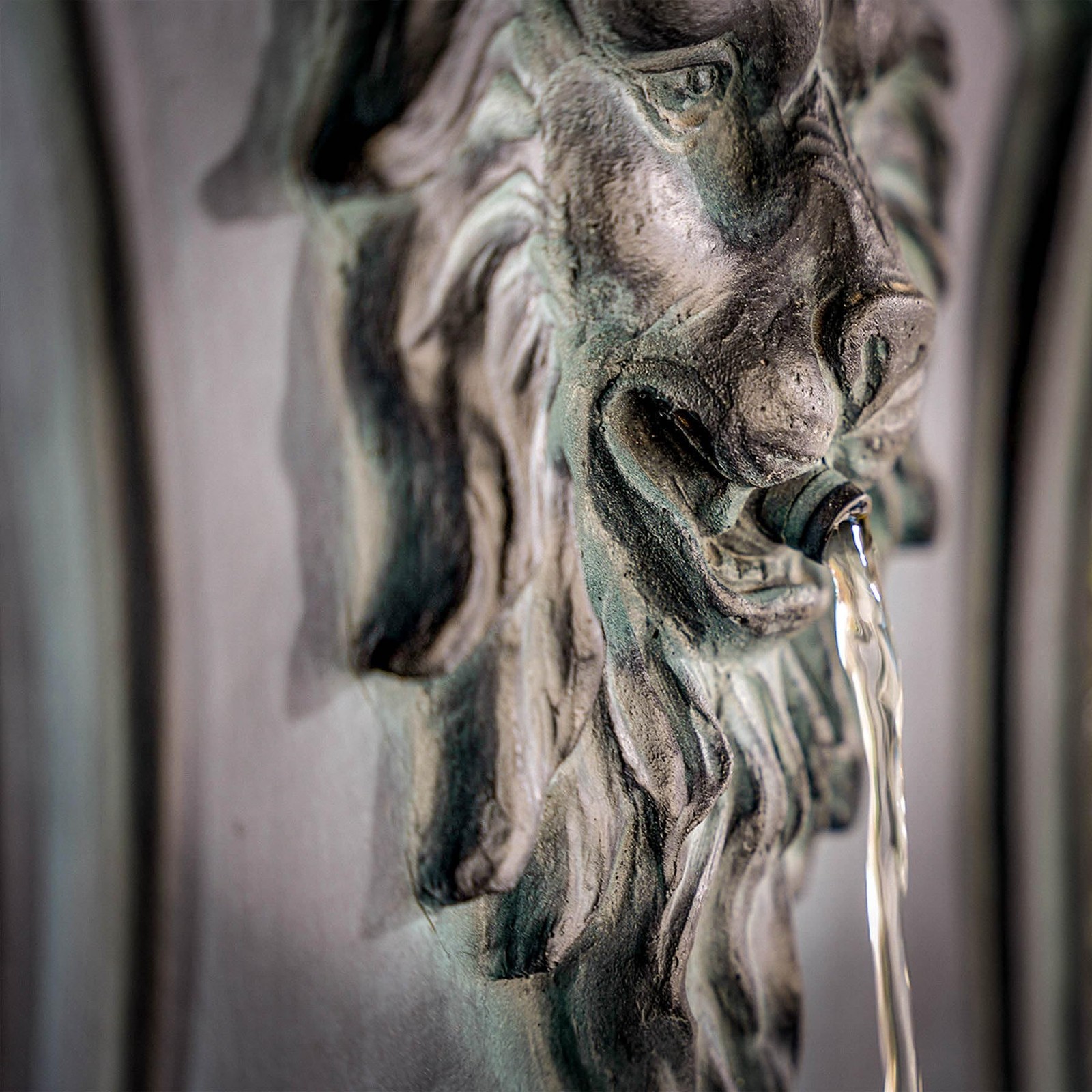 XBrand 30″ Solar-Powered Wall-Mounted Lion Head Fountain, Resin, Outdoor, Gray
