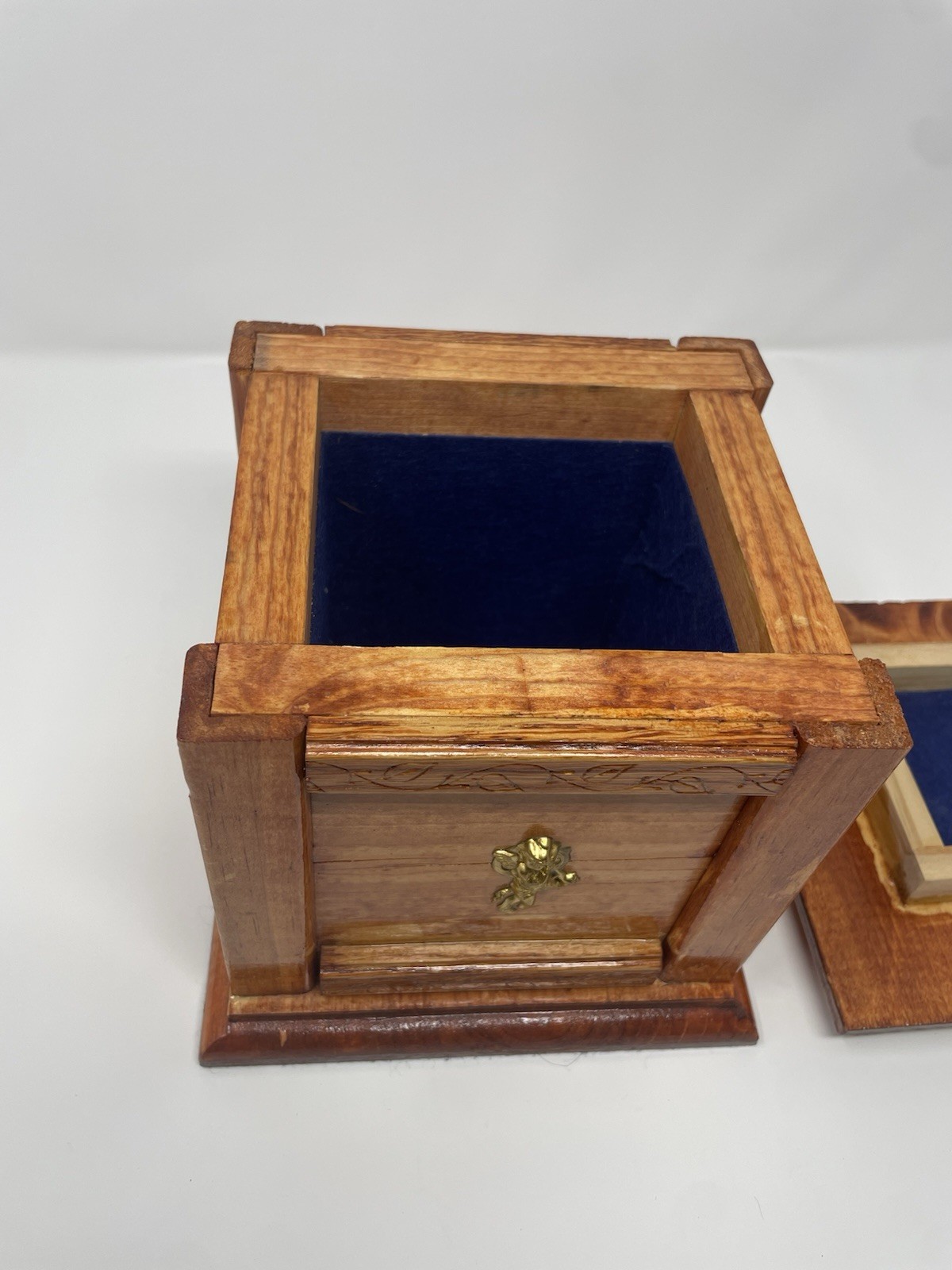 Hand Crafted Memorial Urn – Human or Pet Use (Red Oak)