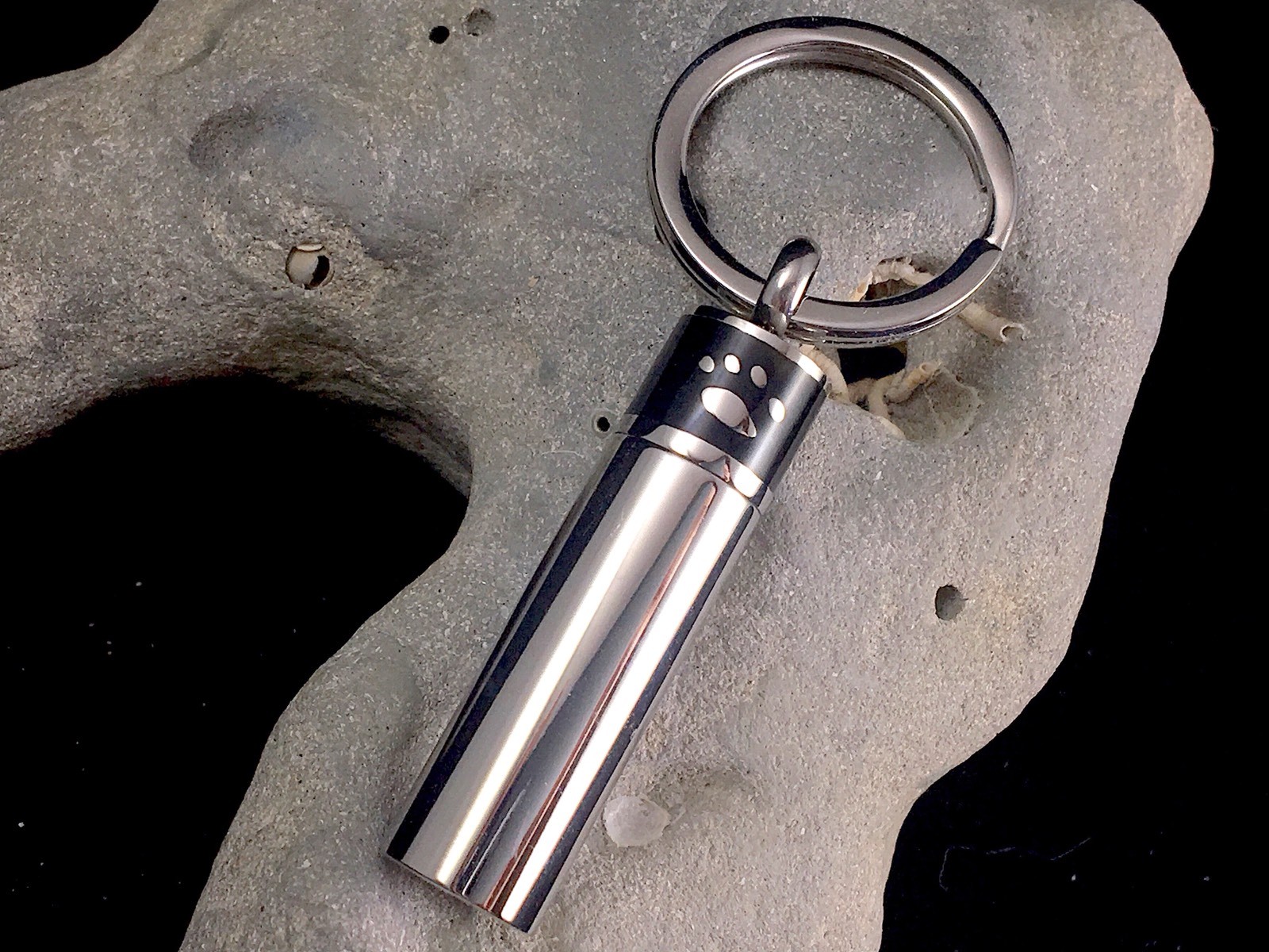 Men’s Pet Cremation Pendant Urn Keychain 1″ Key Ring for Ashes Dog Cat Paw Print