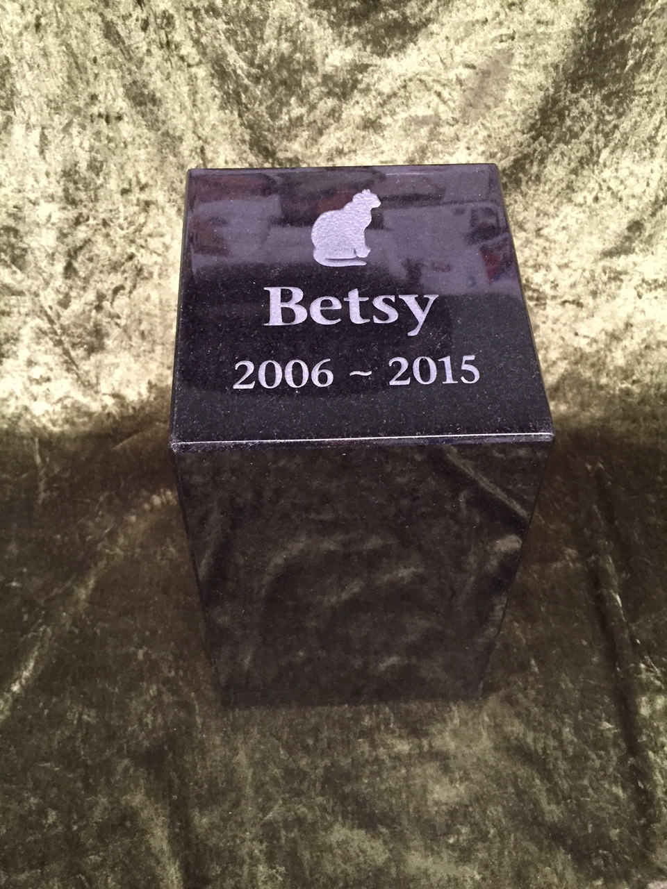 Outdoor Pet Urn – Polished Black Granite – Personalised
