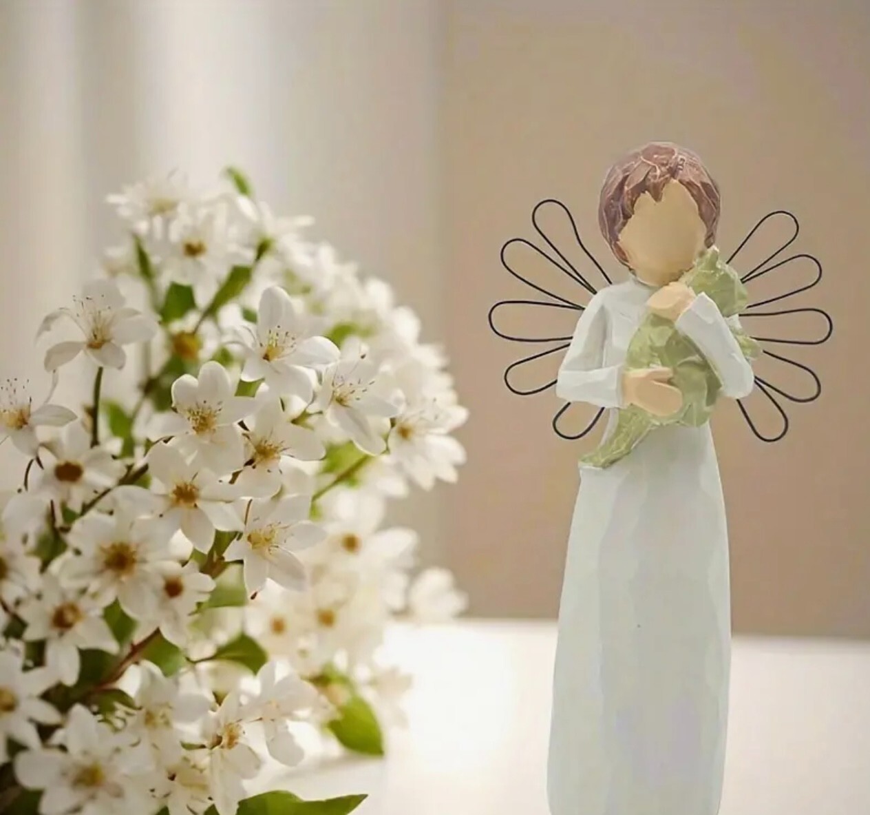 Wire Winged Pet Memorial Resin Figures with Dogs or Cats, Hand Painted Statue
