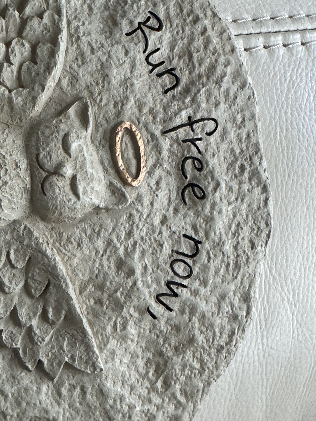 Pet Memorial Garden Stone Dog Grave Marker Plaque w/ Inscription ‘Run Free’
