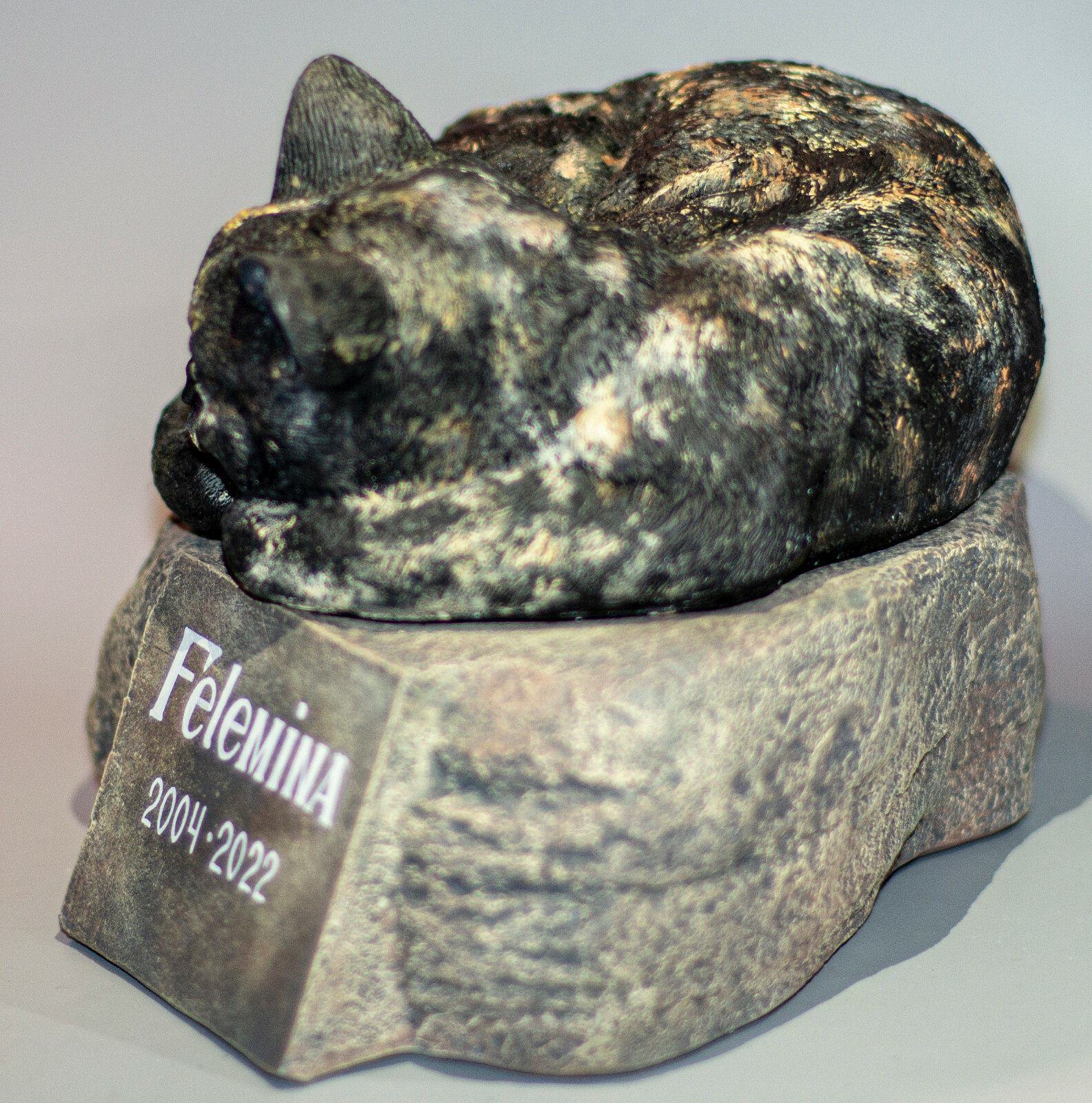 Pet Memorial Stone Cremation Urn Statue Tortie Cat Grave Marker Plaque Keepsake