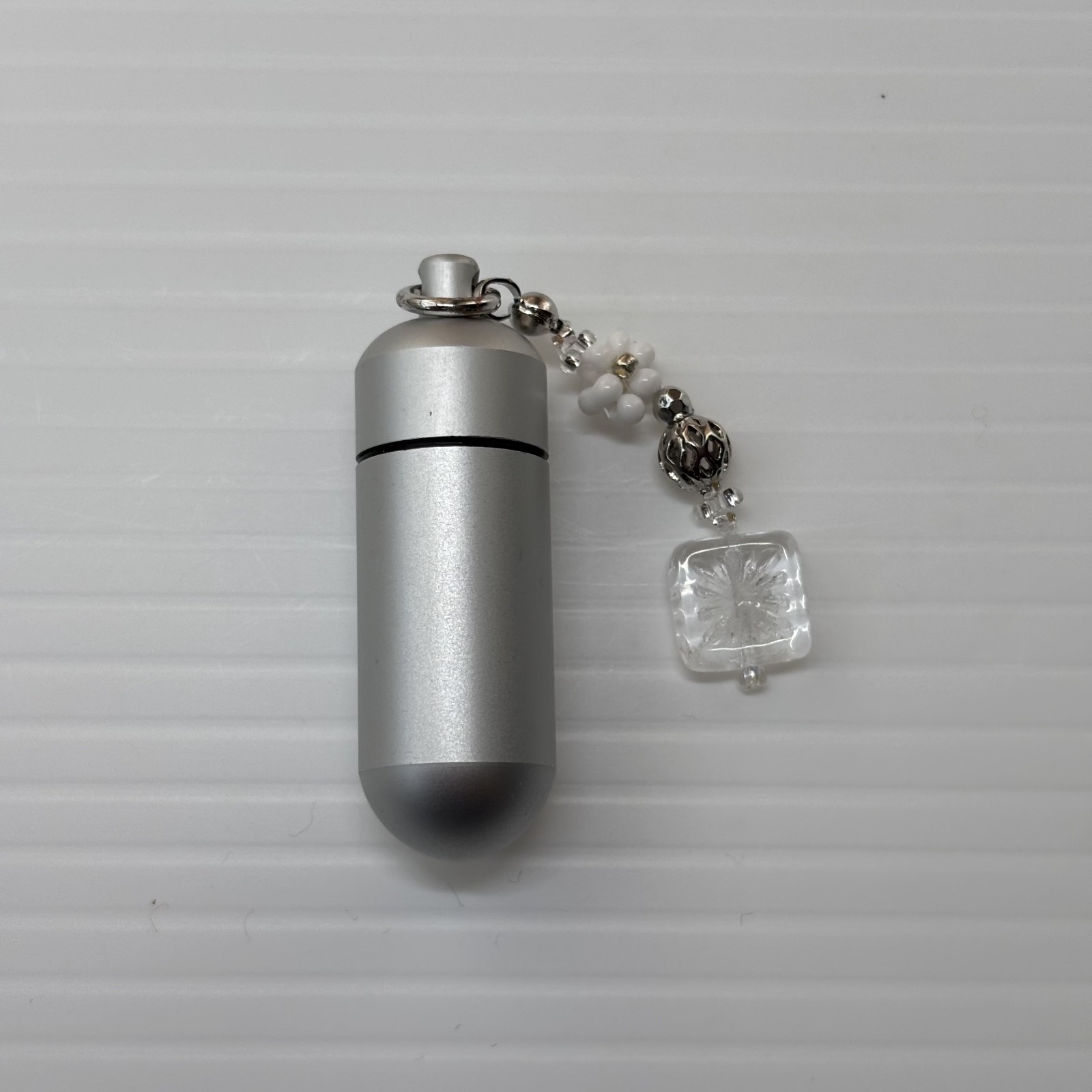 Cremation Ashes Keychain – Cremation Keepsake(white flower and clear square)