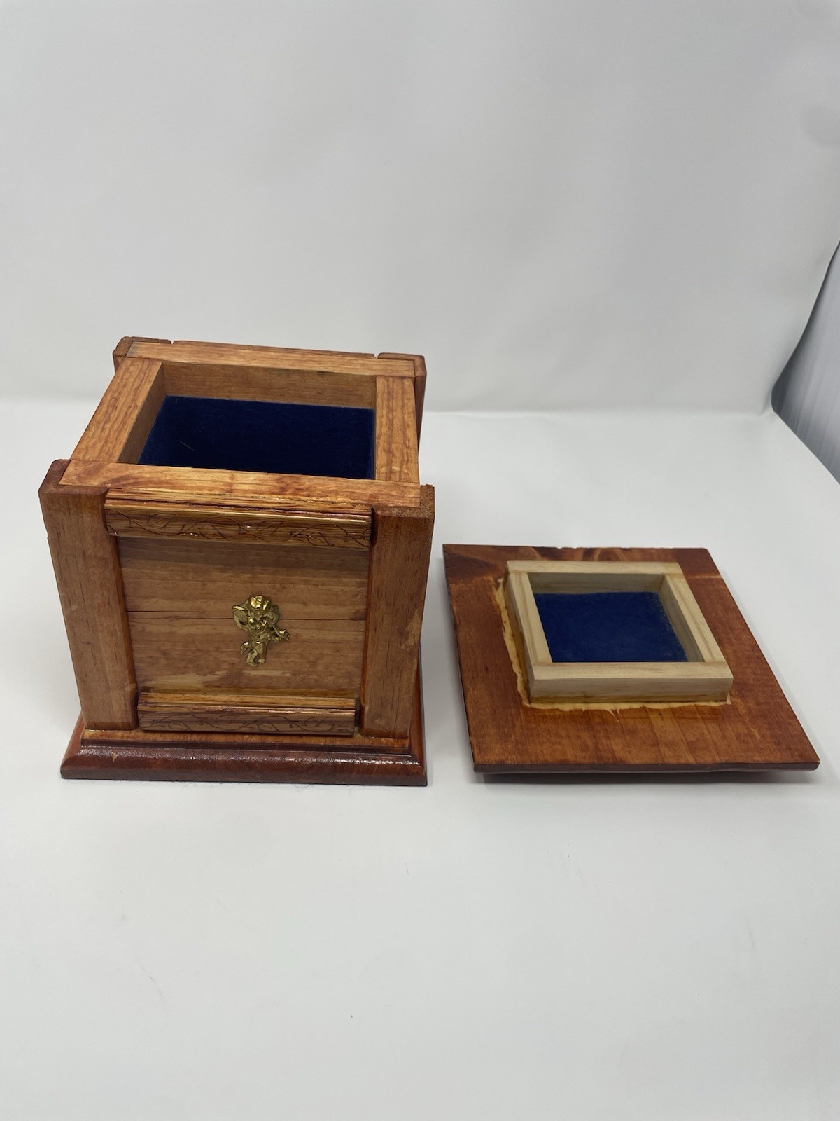 Hand Crafted Memorial Urn – Human or Pet Use (Red Oak)
