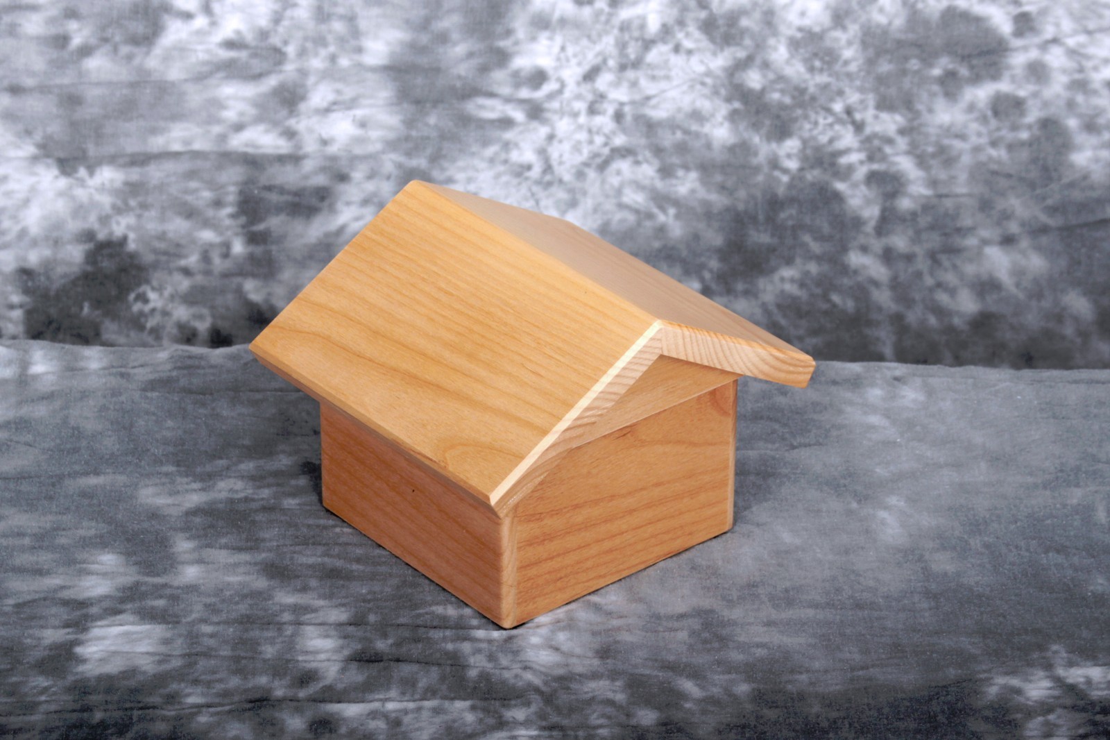 Shep Doghouse Urn – Medium – Natural
