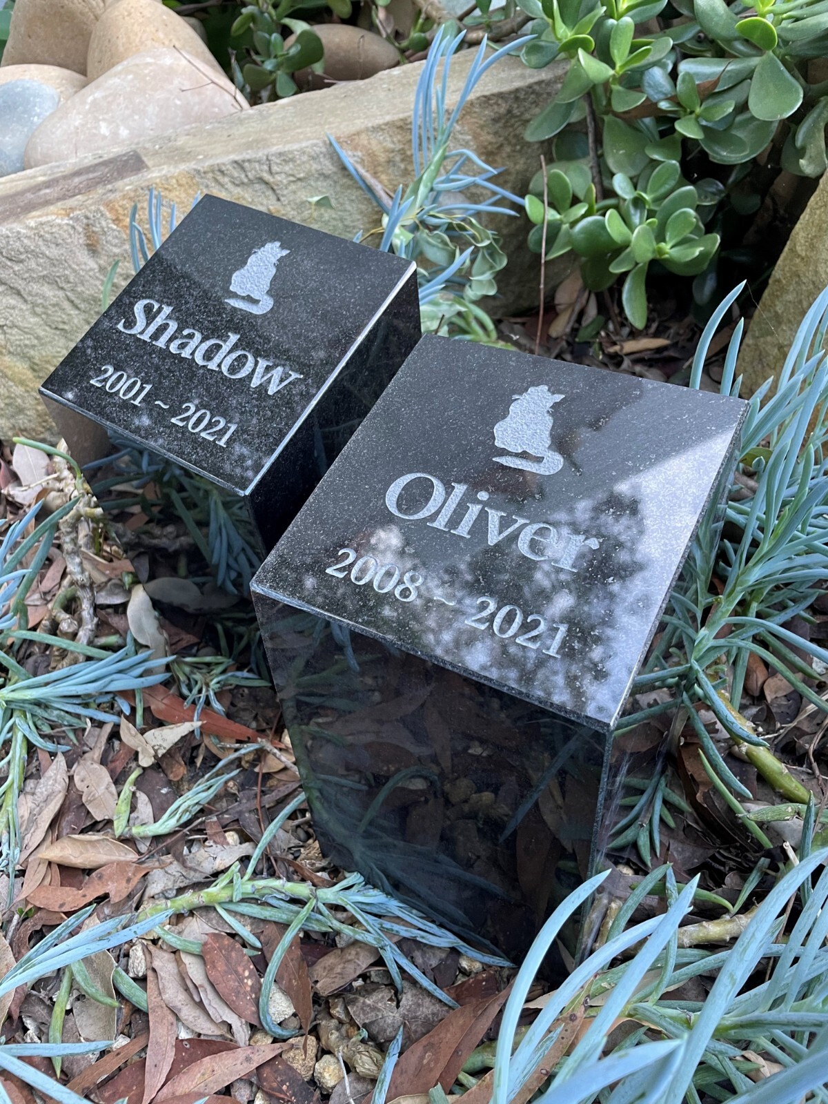 Outdoor Pet Urn – Polished Black Granite – Personalised