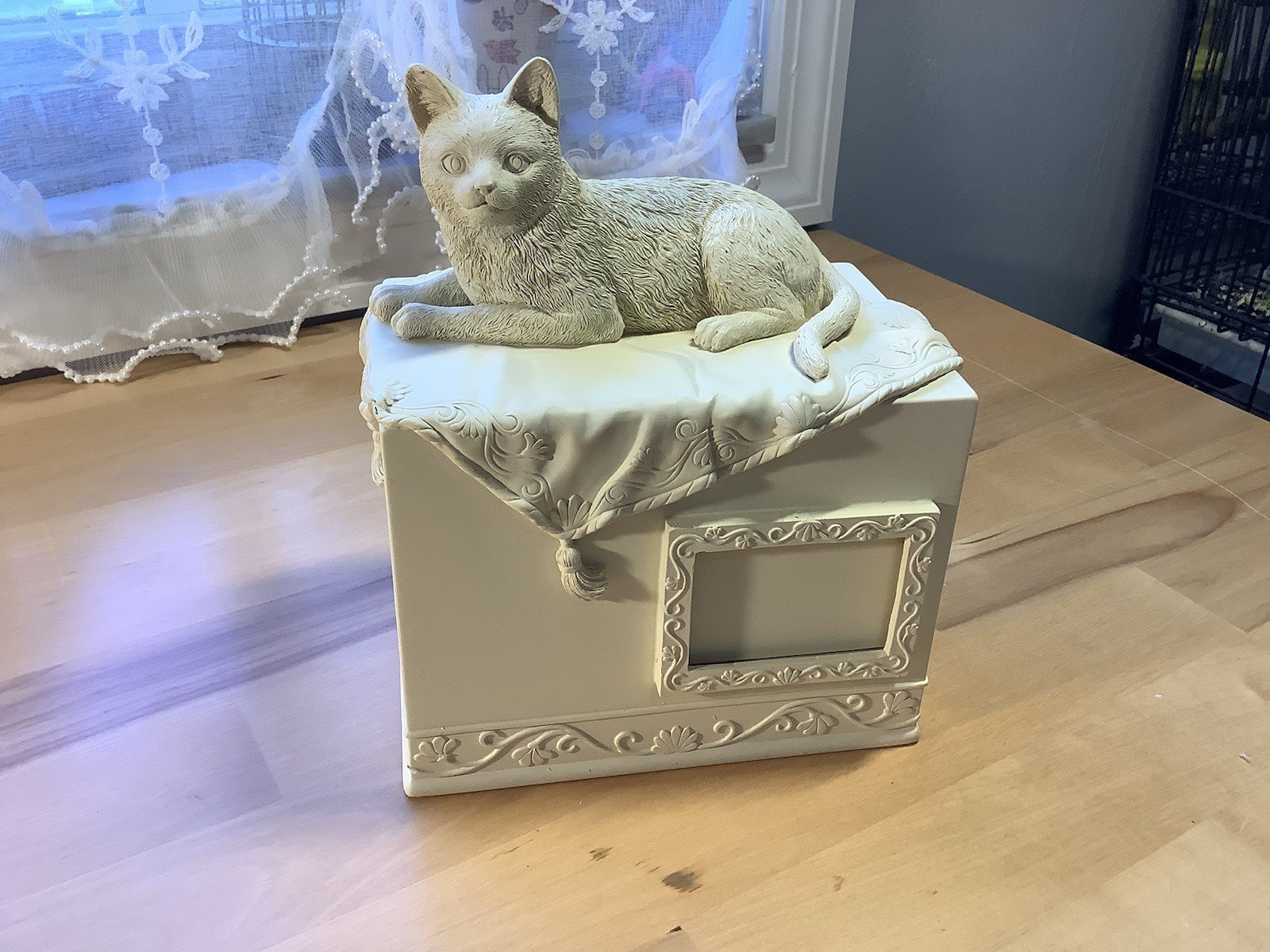 Comfy Hour 7.75” Angel Star Pet Cat Urn – Ashes Memorial Urn Beige