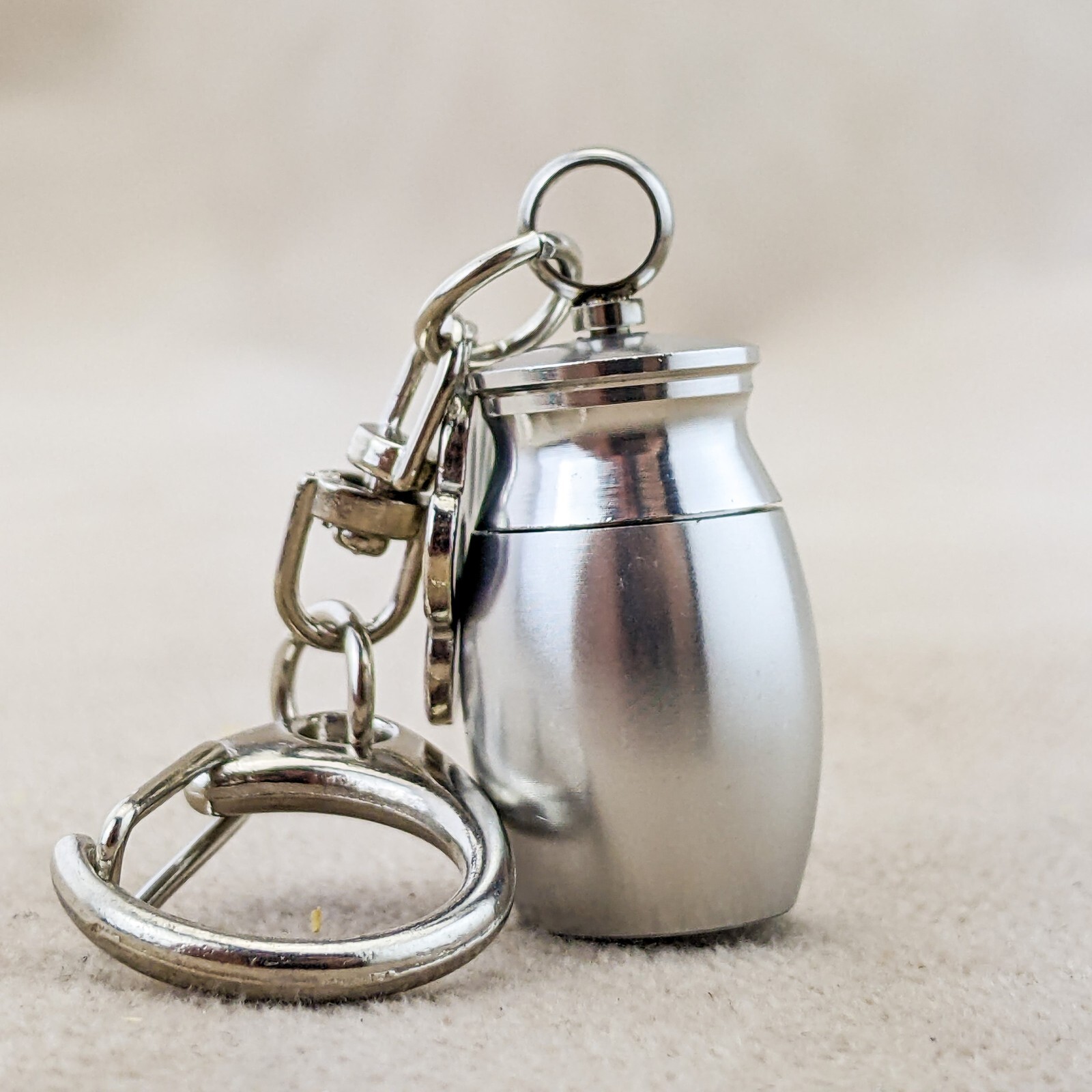 urn26 Miniature blk ashes urn & Pet Paw charm Metal Cremation keychain mourning