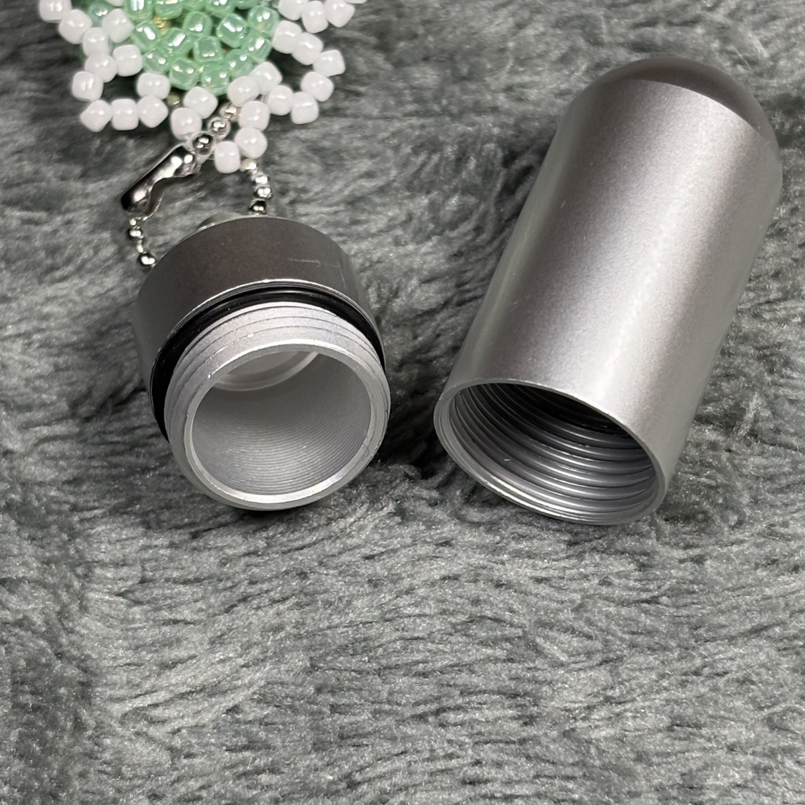 Cremation Ashes Keychain – Cremation Keepsake(white and green flowers and green)