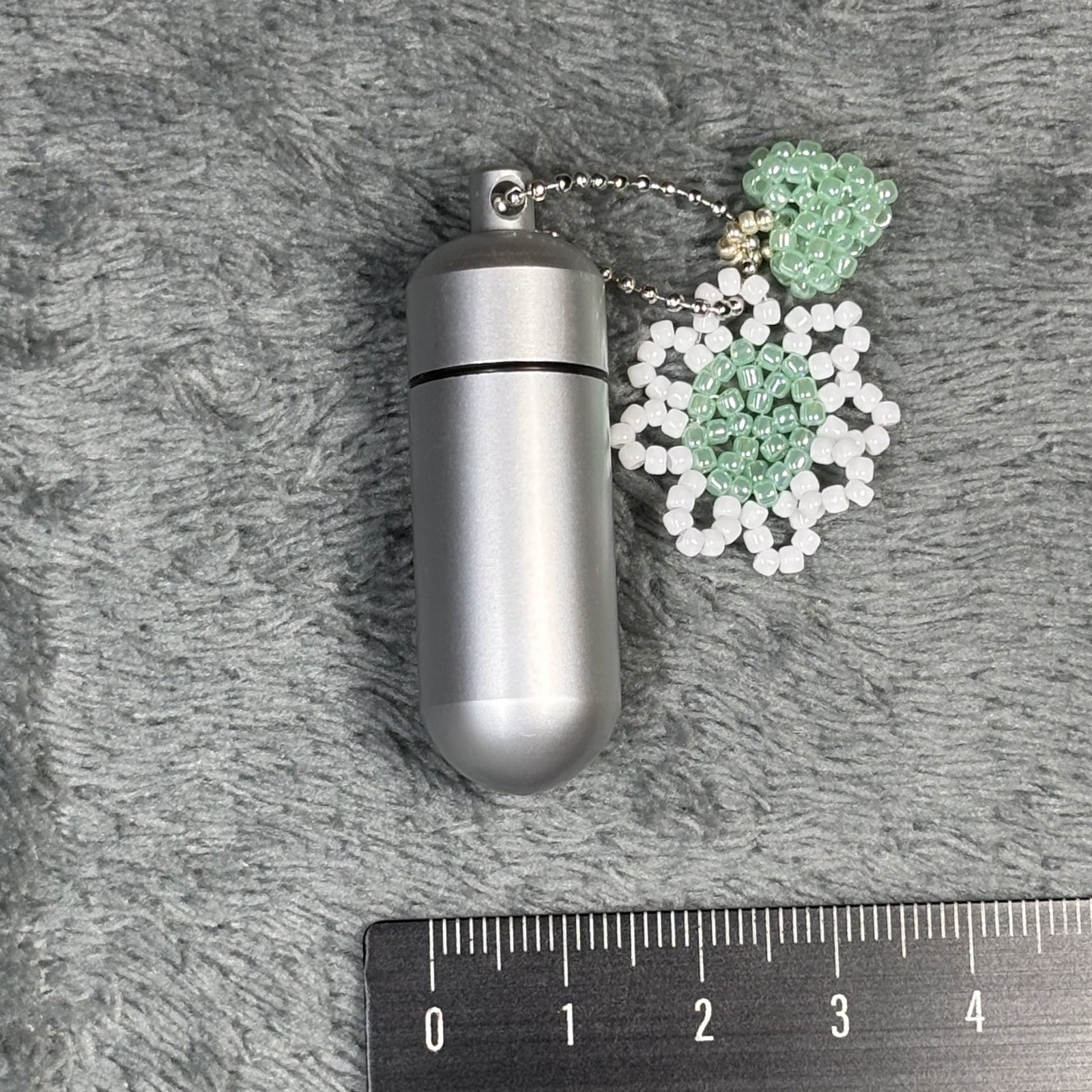 Cremation Ashes Keychain – Cremation Keepsake(white and green flowers and green)