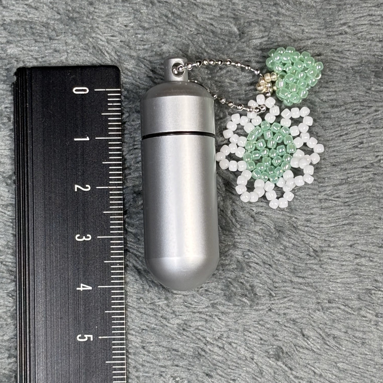 Cremation Ashes Keychain – Cremation Keepsake(white and green flowers and green)