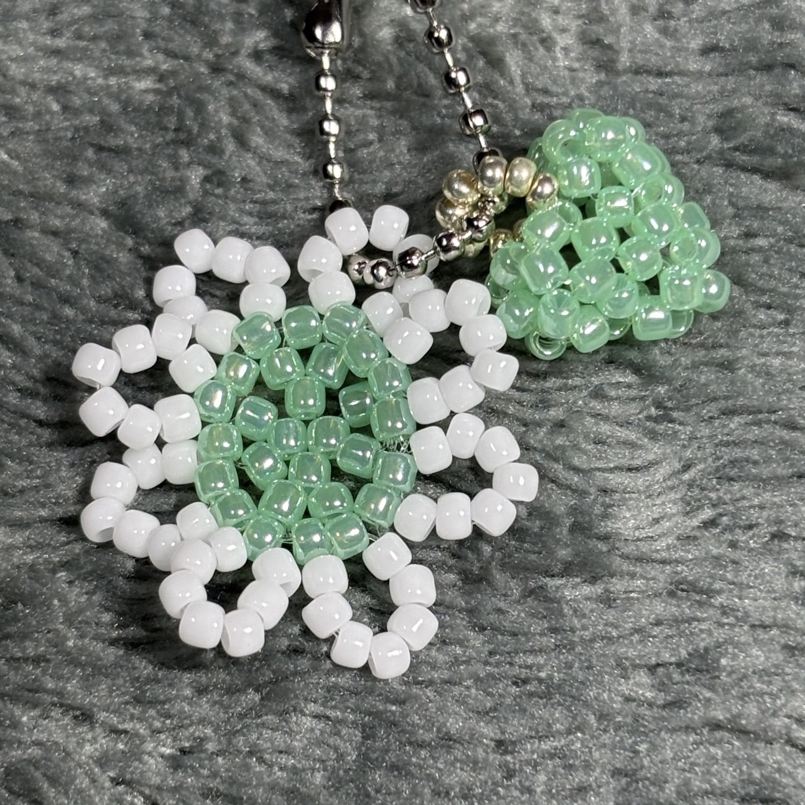 Cremation Ashes Keychain – Cremation Keepsake(white and green flowers and green)