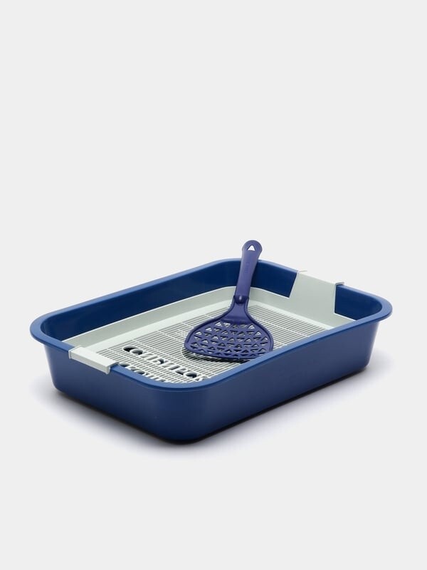 tray with a grate for animals