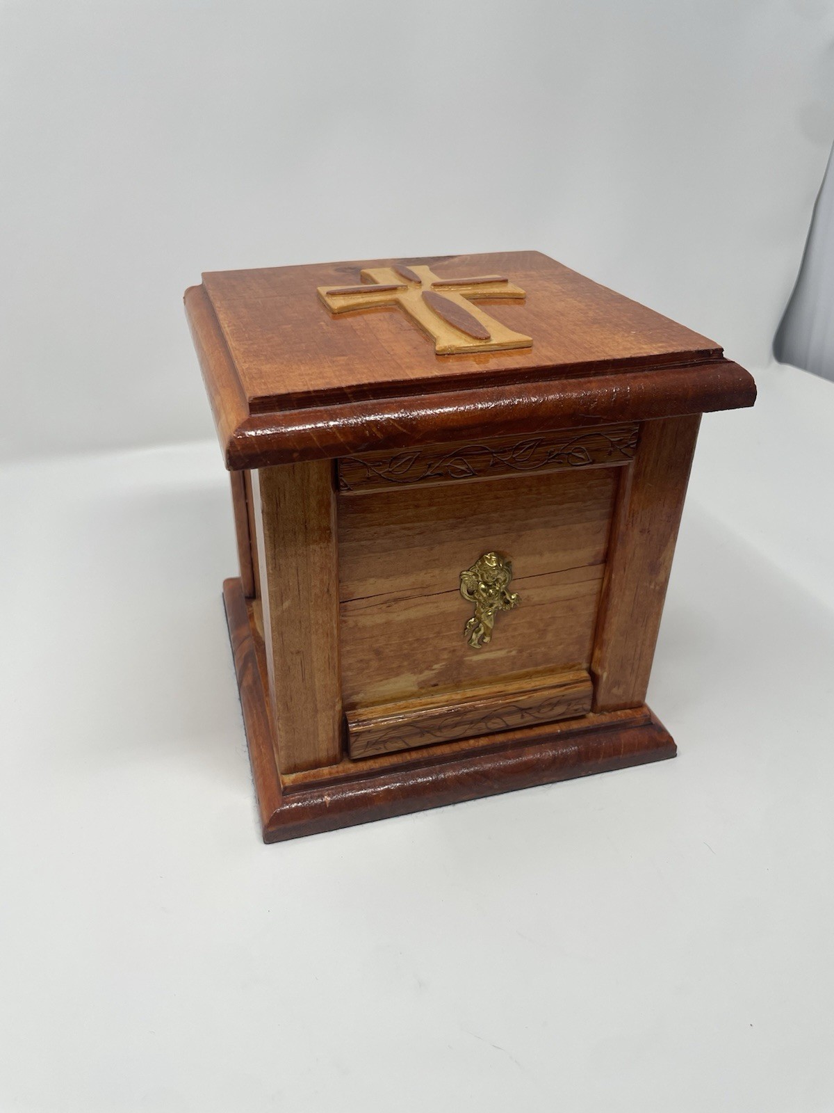 Hand Crafted Memorial Urn – Human or Pet Use (Red Oak)