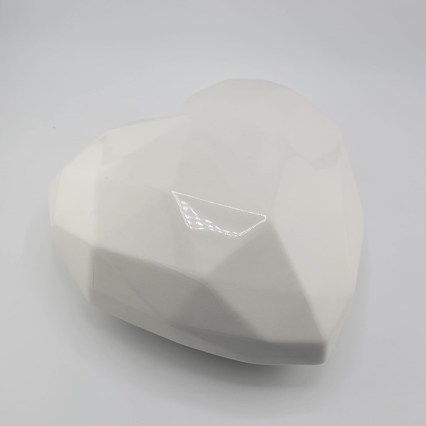 Heart Pet Ashes Urn – Geometric Low-Poly Ceramic Memorial – Red/White/Pink