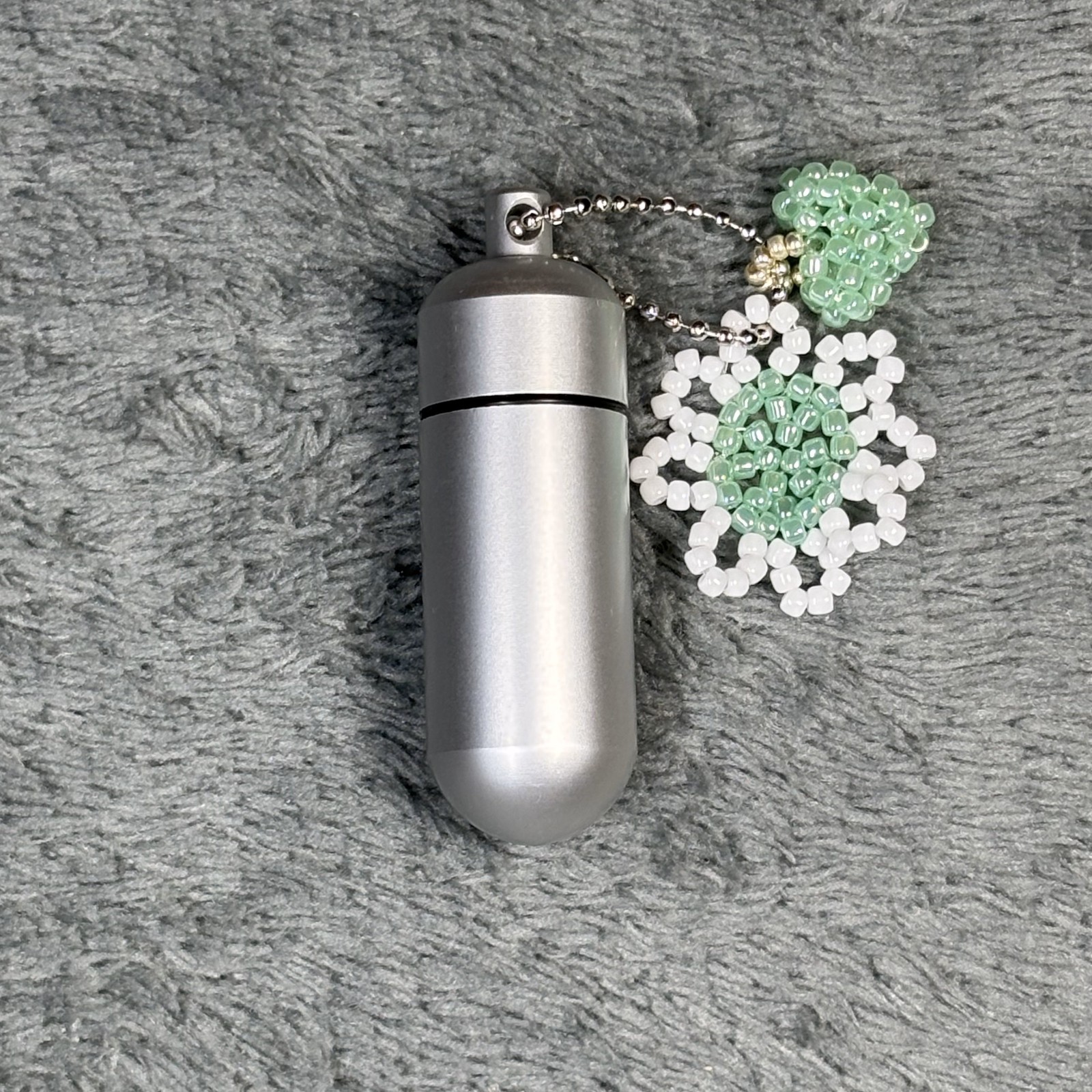 Cremation Ashes Keychain – Cremation Keepsake(white and green flowers and green)
