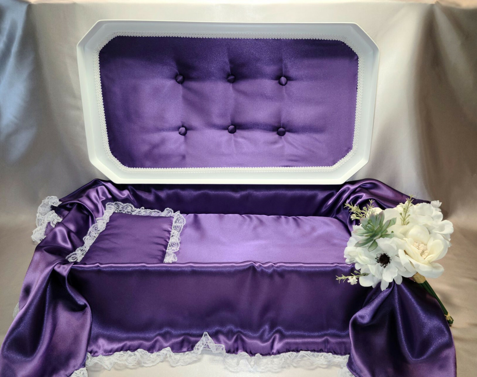 Newnak’s Small 18″ Deluxe Pet Casket White/Purple