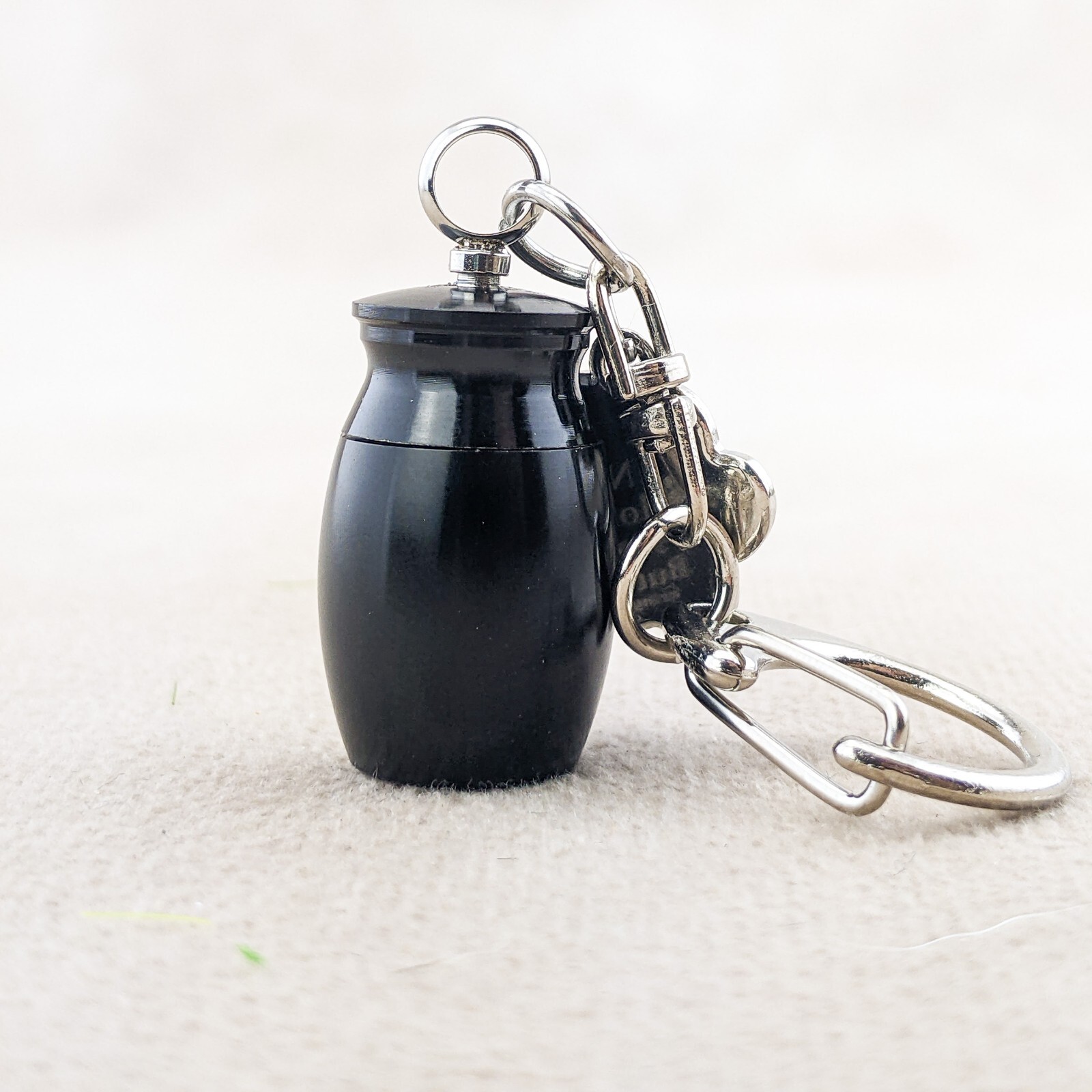u16d Miniature blk ashes urn & Pet Paw charm Metal Cremation keychain mourning
