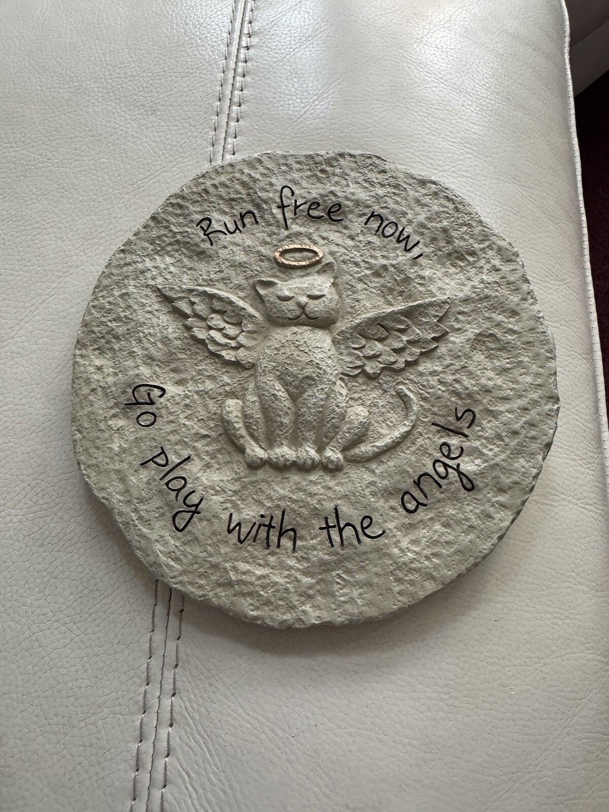 Pet Memorial Garden Stone Dog Grave Marker Plaque w/ Inscription ‘Run Free’