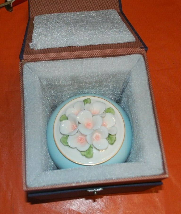 EXQUISITE PORCELAIN URN WITH CASE BLOSSOMS 5″ MEDIUM Size for Dogs BLUE OR PINK