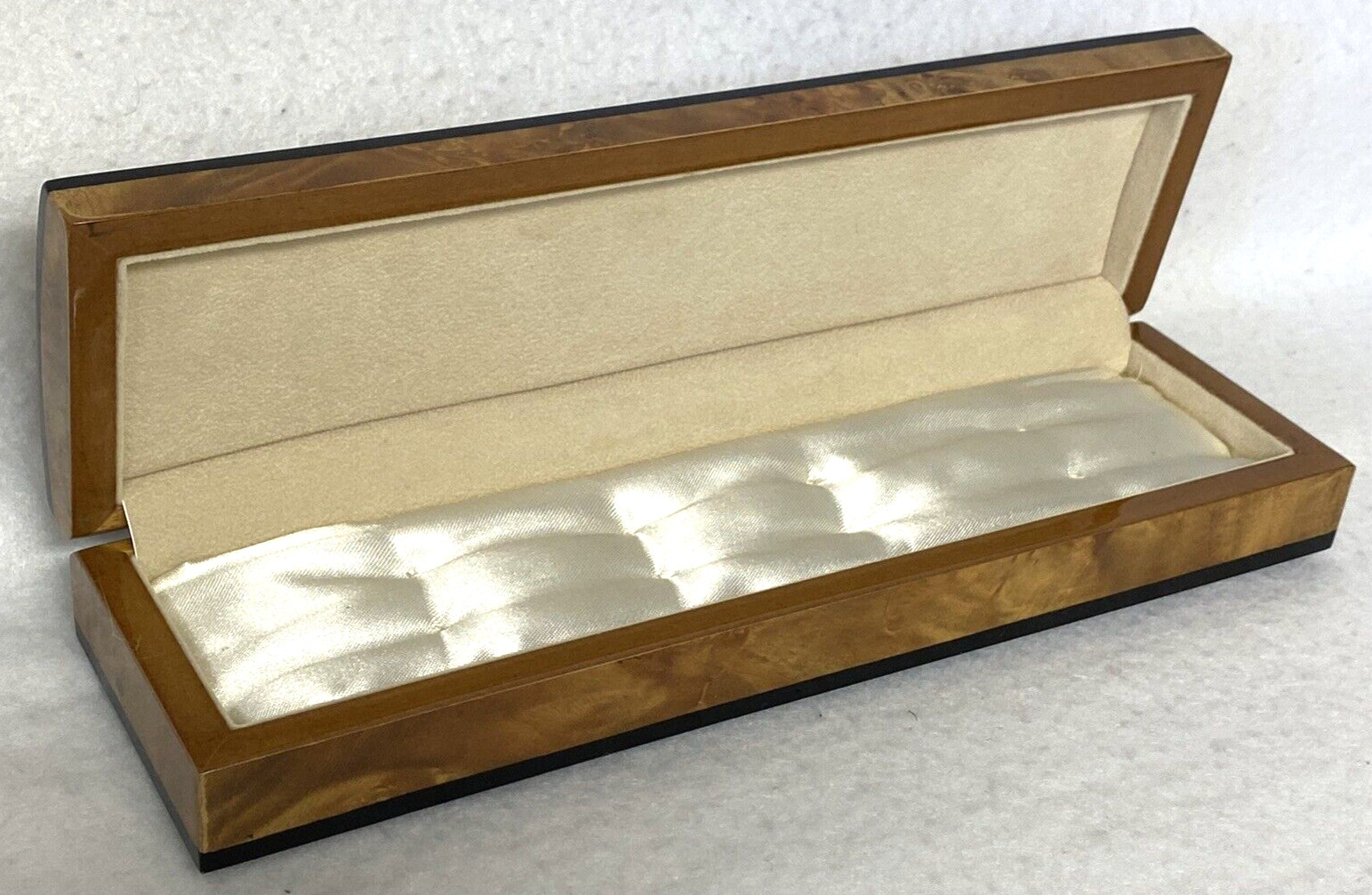 CASKET,SMALL PET,11″x3″,PROTOTYPE,LACQUERED WOOD,BRASS HINGED,POLYESTER,LIZARD?